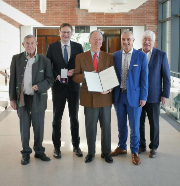 Das Bild zeigt von links: Harry Bendl, Landrat Hans Reichhart, Georg Großberger, Oberbürgermeister Gerhard Jauernig und Hans Hirner.