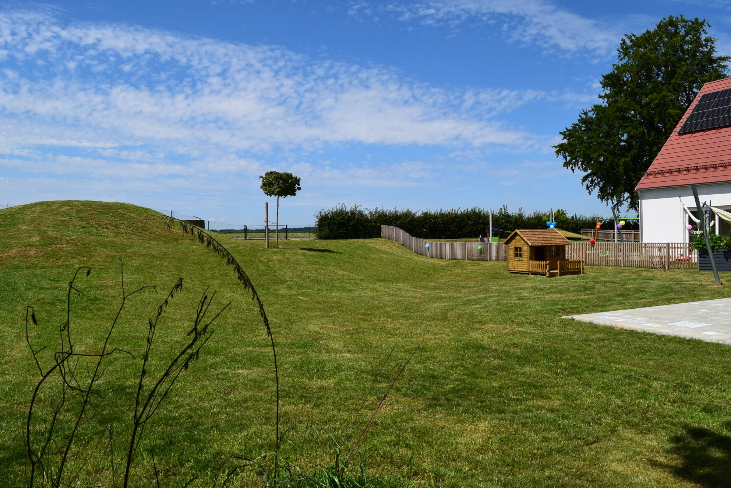 Zu sehen ist der Garten vom Kath. Kindergarten St. Martin.