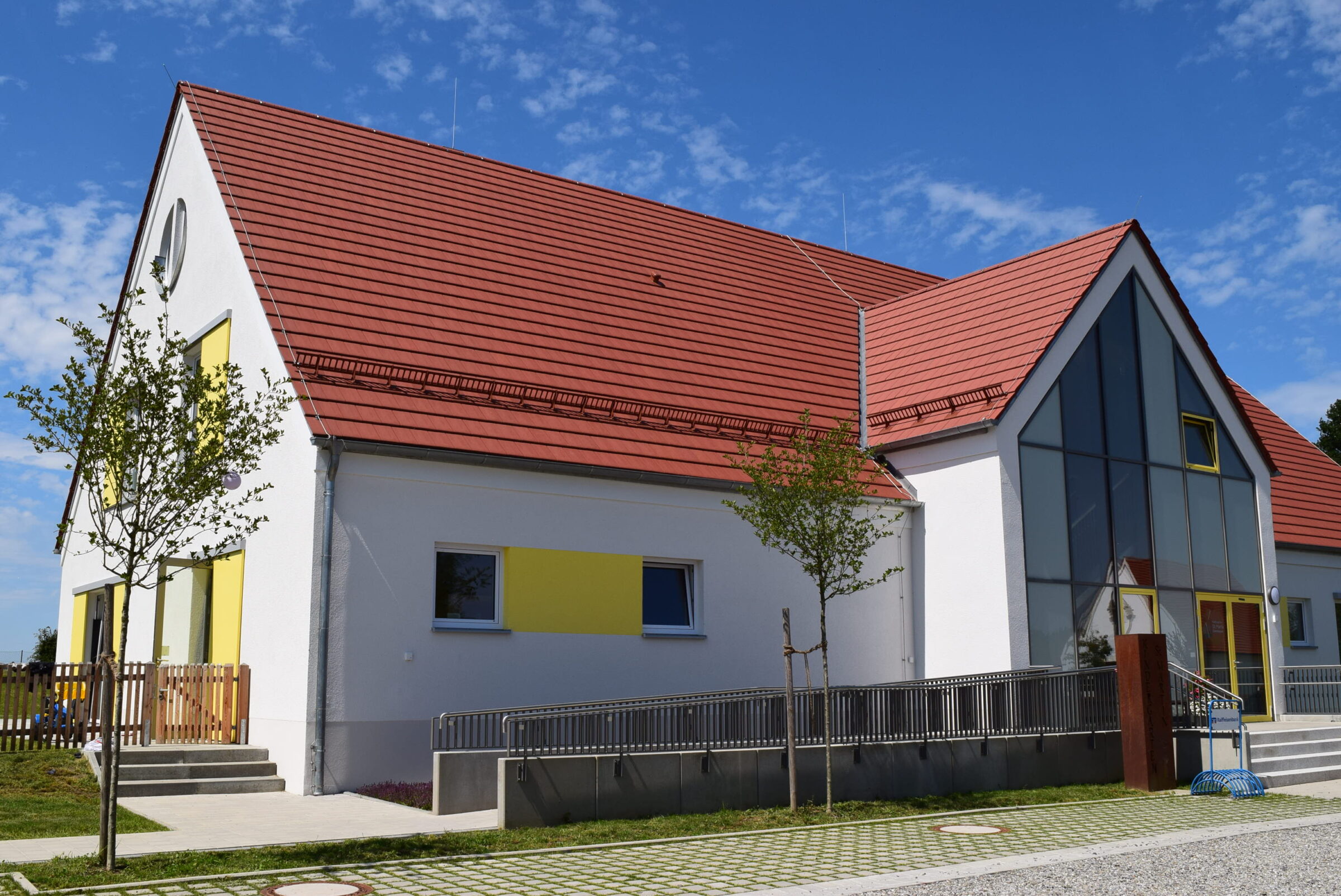 Zu sehen ist die Außenansicht vom Kindergarten St. Martin.