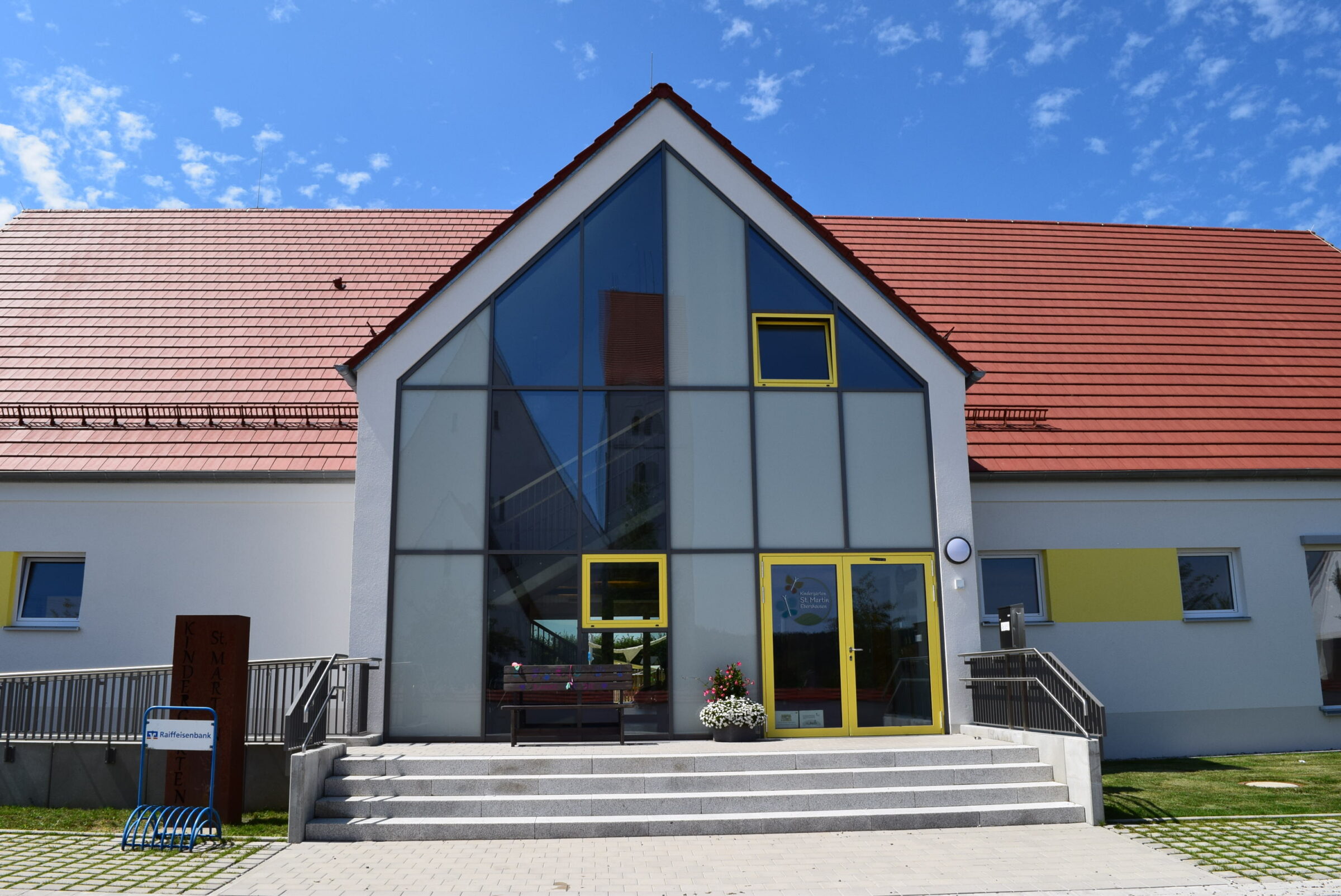 Zu sehen ist der Eingangsbereich vom Kath. Kindergarten St. Martin.