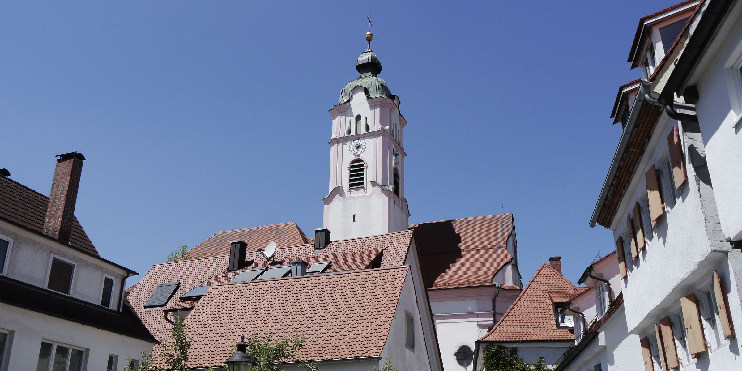 Bild zeigt den Kirchturm in Günzburg