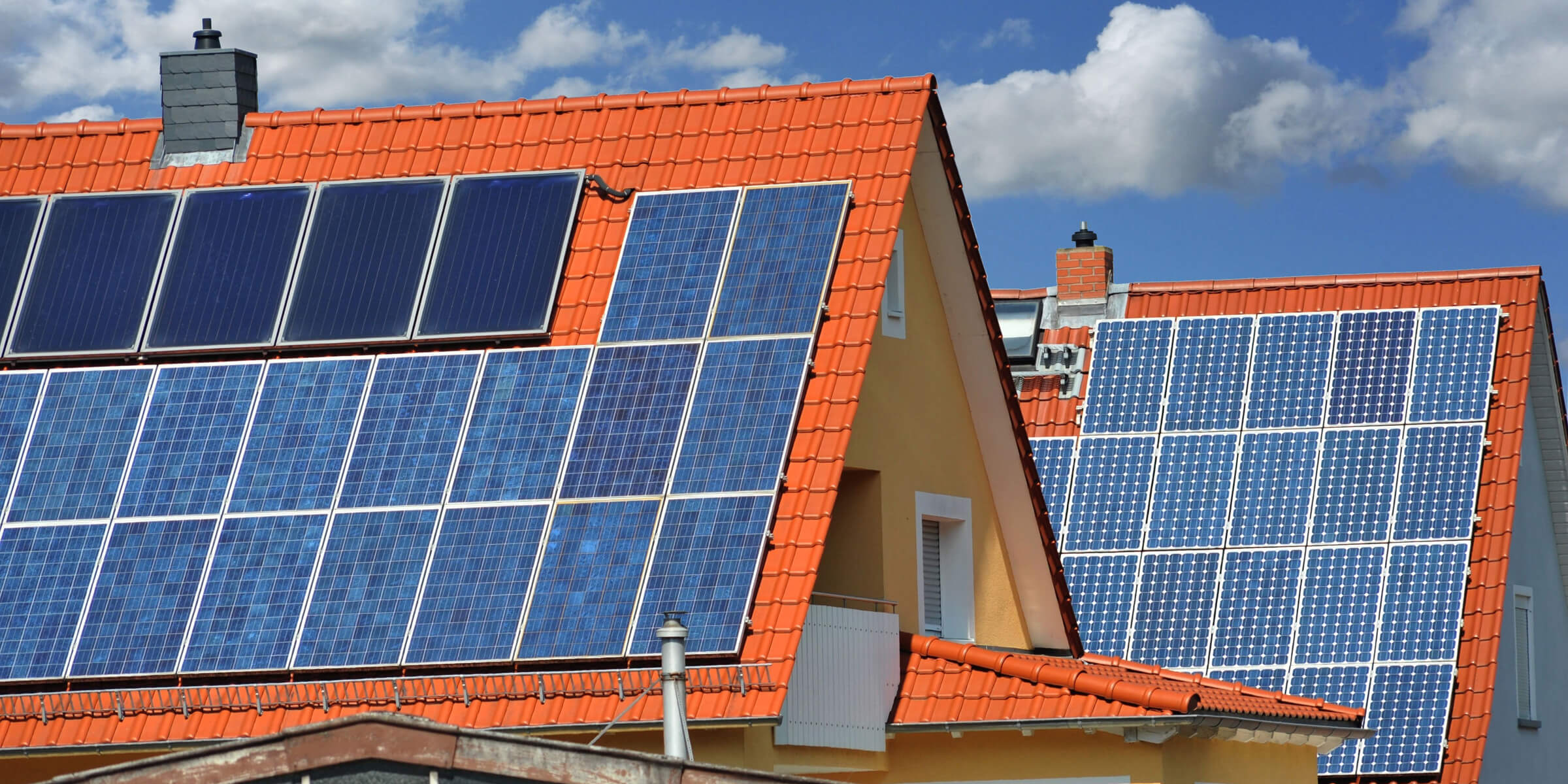 Photovoltaik-Paneele auf Häuserdächern
