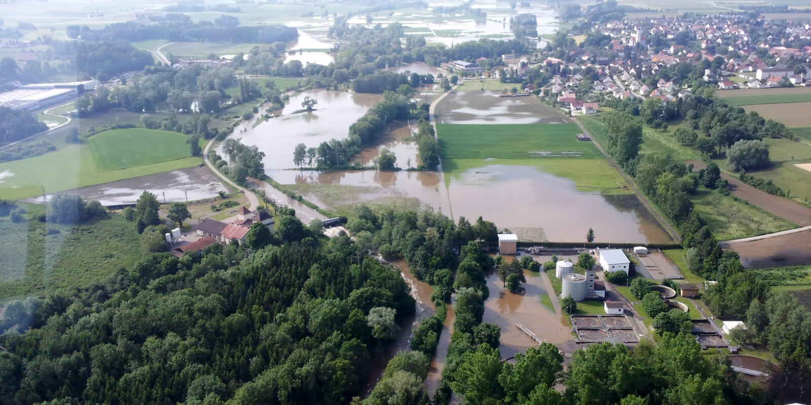Bild zeigt Luftaufnahme vom Hochwasser 2013 im Landkreis Günzburg