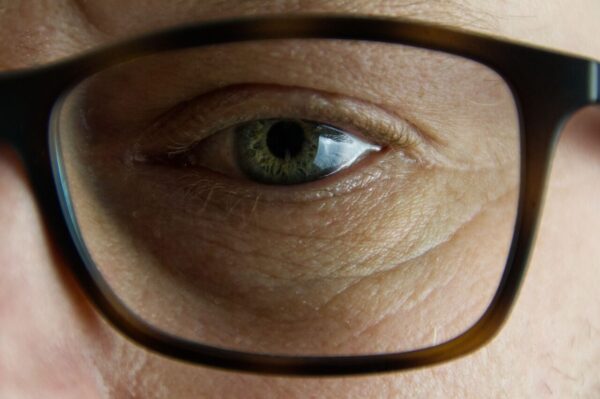Großaufnahme eines Auges mit Brille