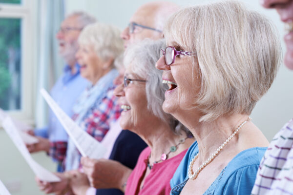 Ältere Menschen singen zusammen im Chor.