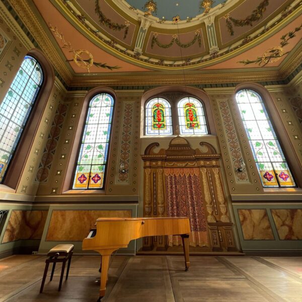 Synagoge von Innen mit Klavier.