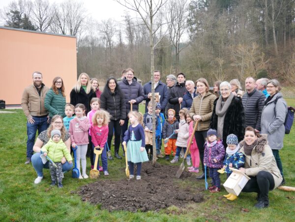 Mit tatkräftiger Unterstützung der Kinder der Kindergärten in Konzenberg wurde die 39. Umweltwoche des Landkreises Günzburg eröffnet. Landrat Hans Reichhart pflanzte mit ihnen zusammen einen Baum im weitläufigen Garten des Kindergartens.