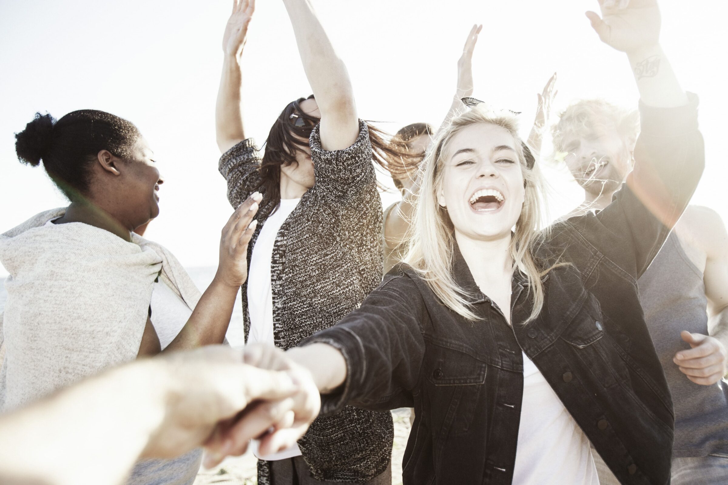 Jugendliche tanzen und feiern.