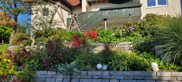 Das Bild zeigt einen der Preisträger aus dem vergangenen Jahr, einen Garten mit Hanggestaltung samt Natursteinmauern in Balzhausen.