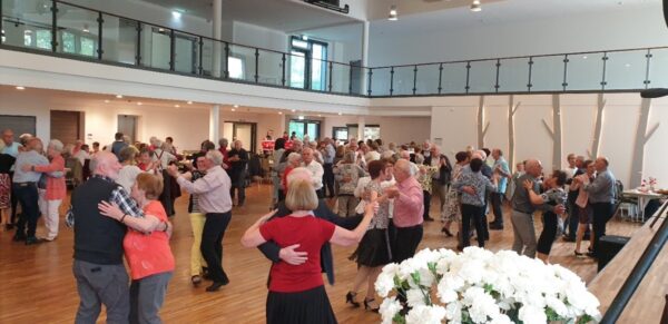 Seniorenfachstelle lädt zum Frühlingstanz des Landkreises Günzburg ein