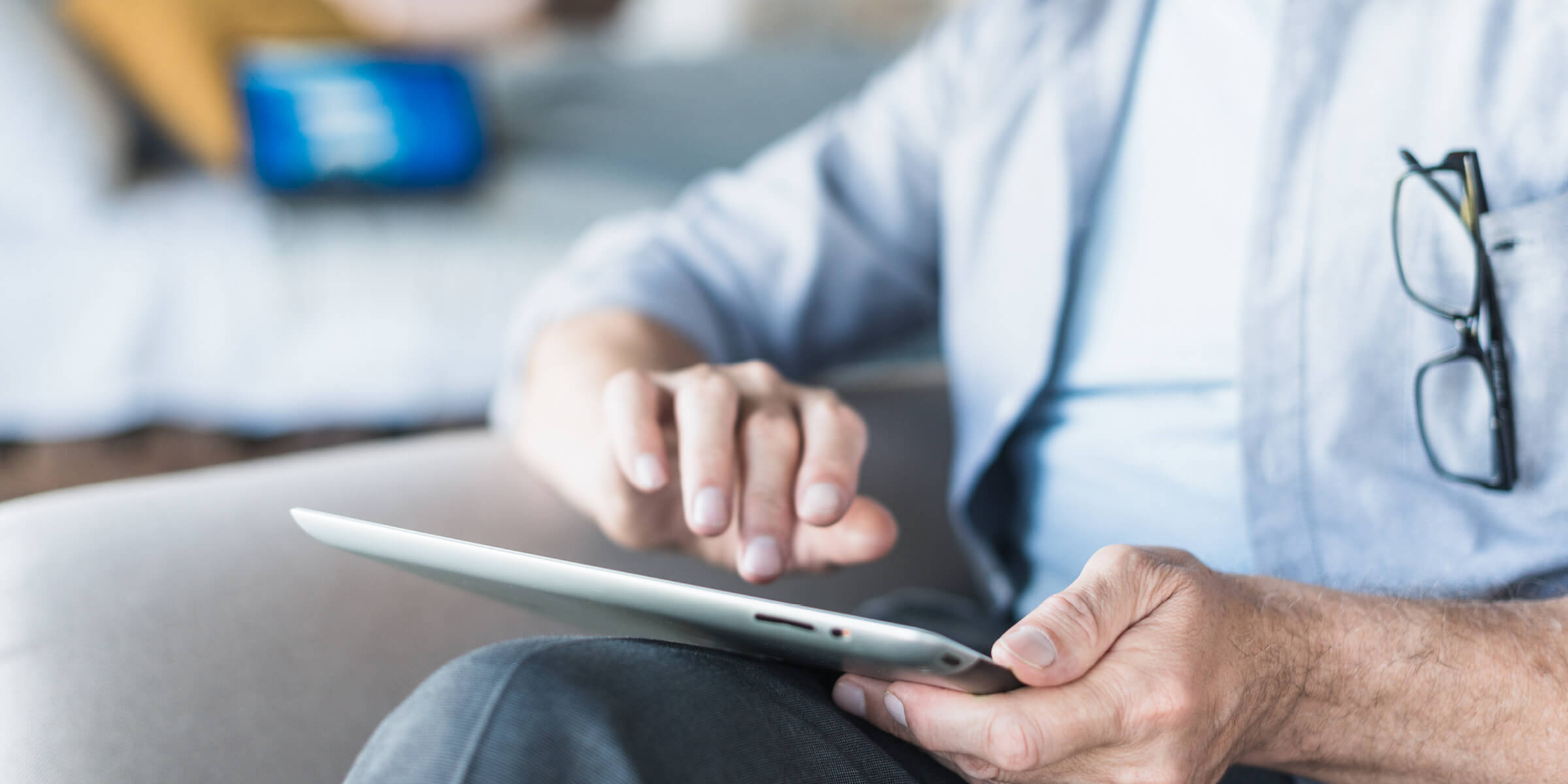 Bild zeigt einen Mann, der ein Tablet bedient