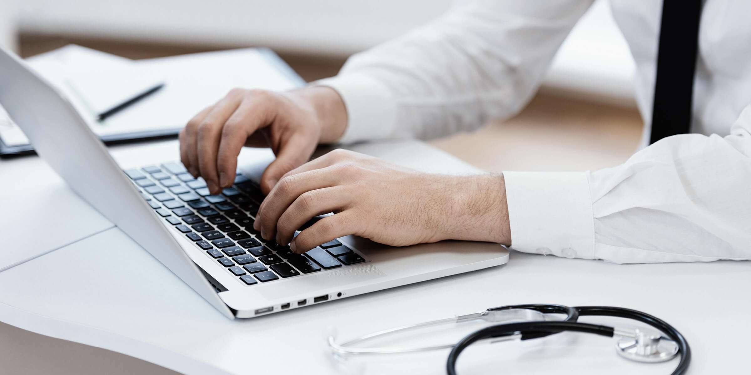 Bild zeigt eine Nahaufnahme von Händen, die auf eine Tastatur tippen