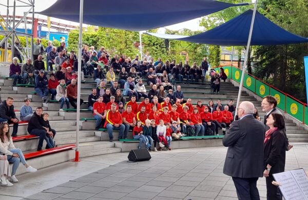 1700 Einsatzkräfte beim Fluthelferfest des Landkreises im Legoland