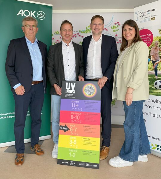 Zu sehen sind: Bernd Mayer, Direktor Direktor der AOK Direktion Günzburg, Landrat Hans Reichhart und die Geschäftsstellenleiter der GesundheitsregionPlus Günzburg, Hermann Keller und Anna-Maria Margraf, mit der UV-Index-Tafel
