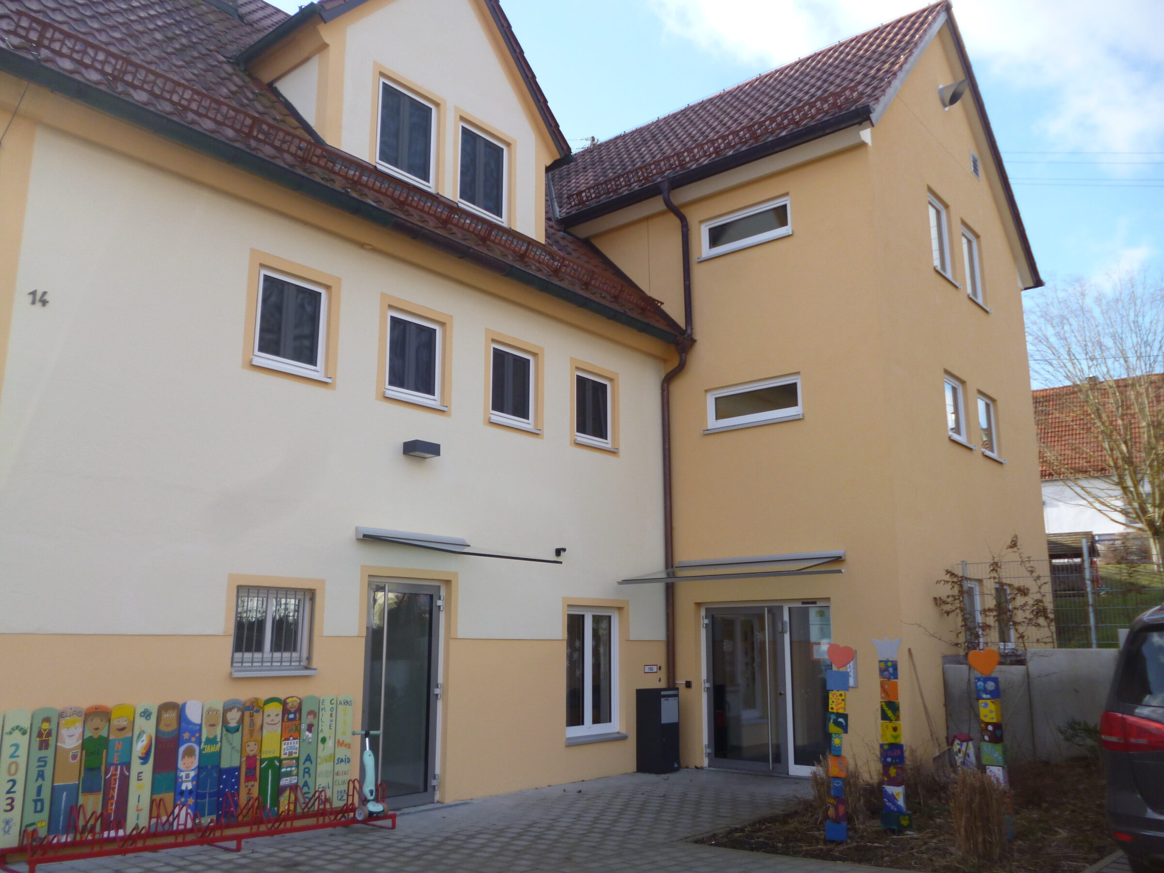 Zu sehen ist die Außenansicht der Kita Hl. Kreuz, Hochwang