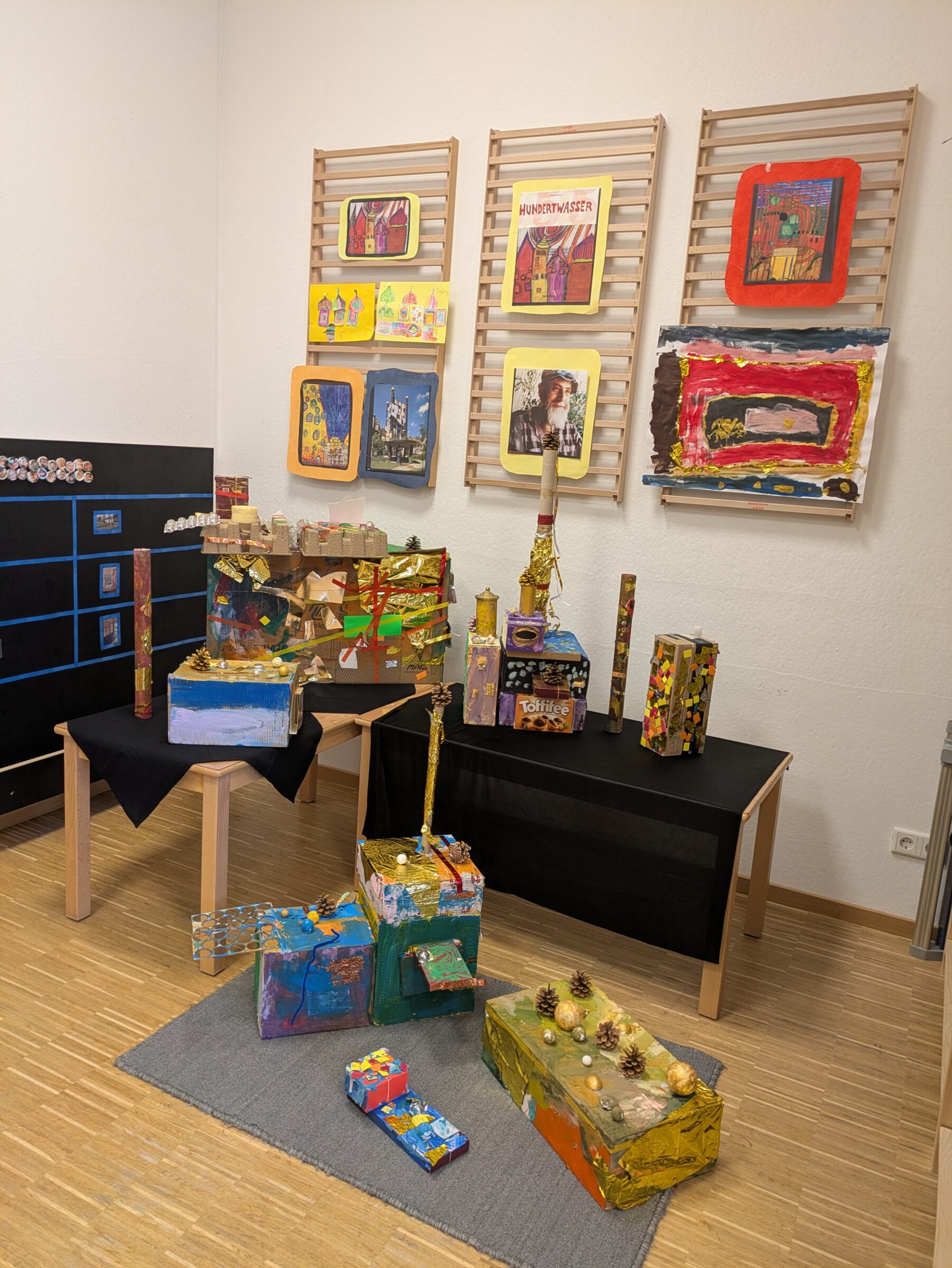 Zu sehen sind selbstgebastelte Kunstwerke von Kinder des Kath. Kinderhauses St. Paulus.