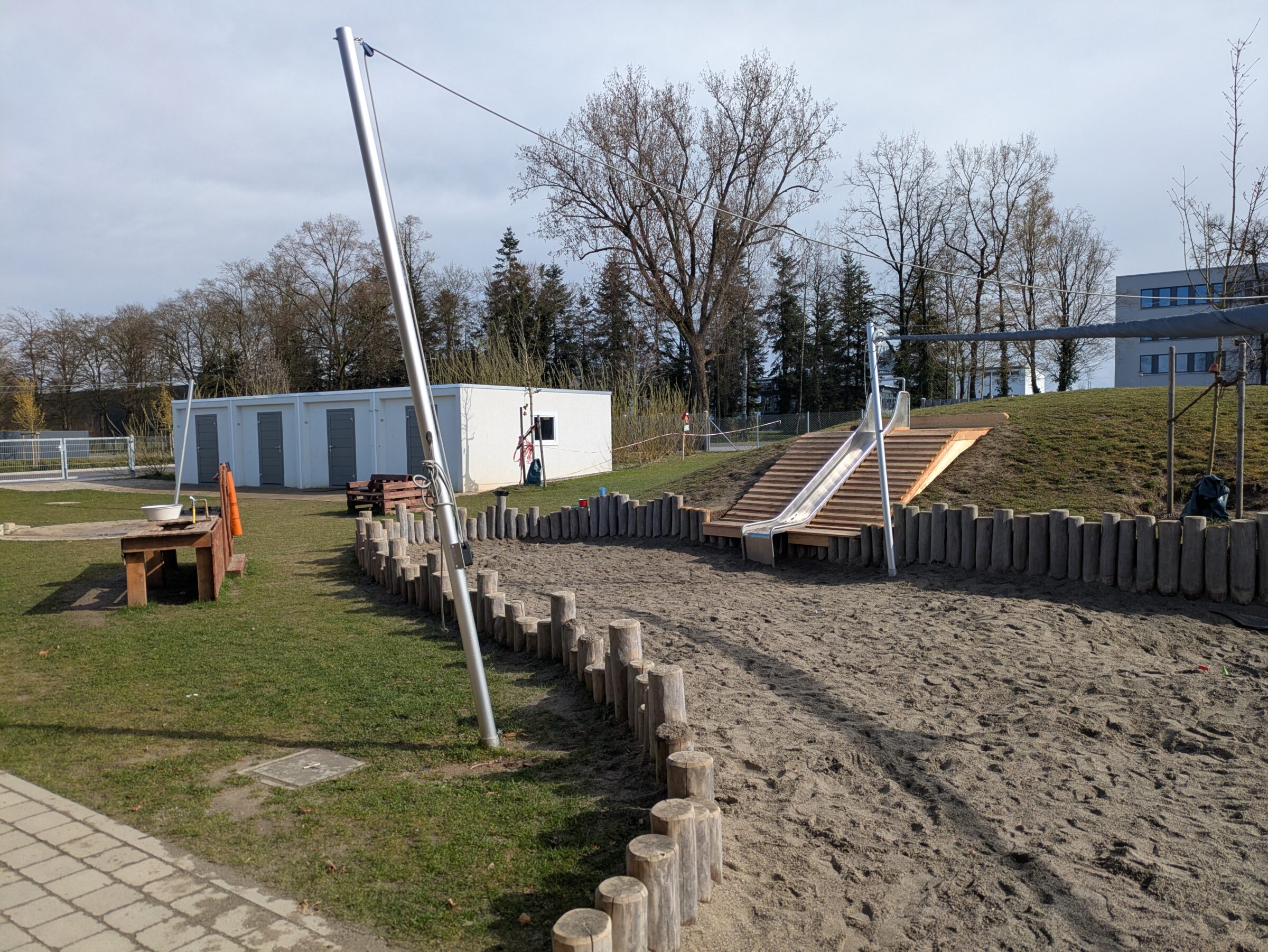 Zu sehen ist der Garten mit Spielgeräten des Kath. Kinderhauses St. Paulus.
