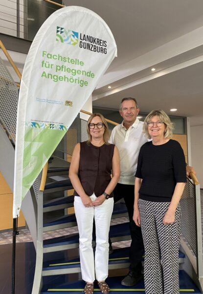 Auf dem Foto zu sehen sind die Demenzberaterinnen Alexandra Führer (links) und Regina Schütz (rechts) mit Fachbereichsleiter Gerhard Weiß.